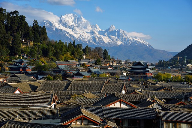 丽江旅游乱相：从美丽天堂到游客噩梦，我们如何守护这片人间仙境？