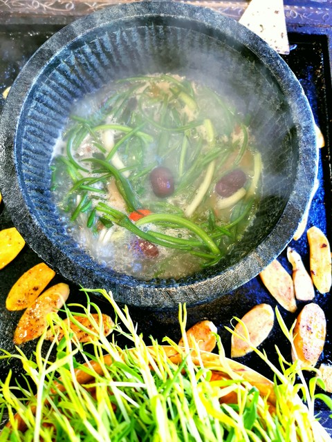 丽江自助烧烤：从街头巷尾到山顶湖畔，一场味蕾与自然的浪漫邂逅