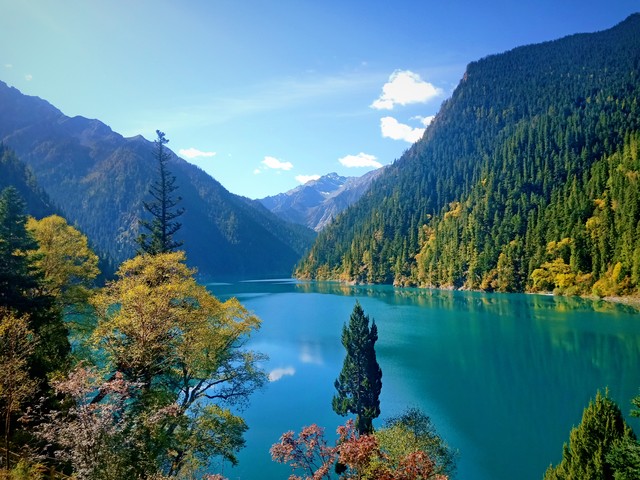 九寨沟怎么走？从成都出发，一路向北，穿越时光隧道，抵达人间仙境，你准备好迎接这场梦幻之旅了吗？