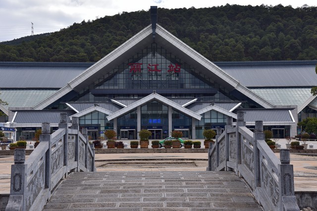 丽江站到机场：从古老纳西风情到现代交通奇迹的40分钟奇幻之旅，带你体验不一样的云南速度与激情，感受这座城市的脉搏跳动