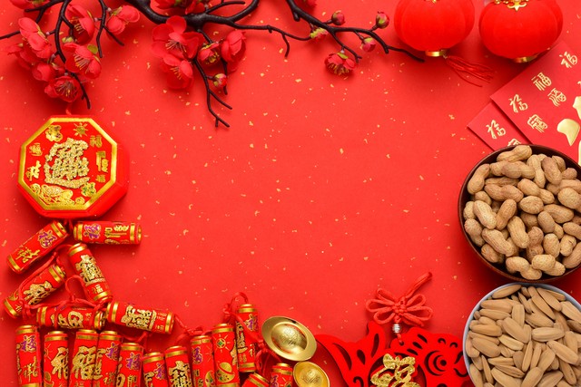 除夕夜的烟花 vs 春节的第一缕阳光：哪一个更触动你的心弦？当家人围坐一堂，是除夕夜的年夜饭更重要，还是春节早晨的那一声声祝福更有意义？在这个特别的时刻，每个人心中都有自己的答案。有人觉得除夕夜的团圆饭是全年最温暖的记忆；也有人认为，春节当天的走亲访友、互道新年好才是真正的节日精髓。那么，在这两大传统节日面前，究竟哪一个更加重要呢？