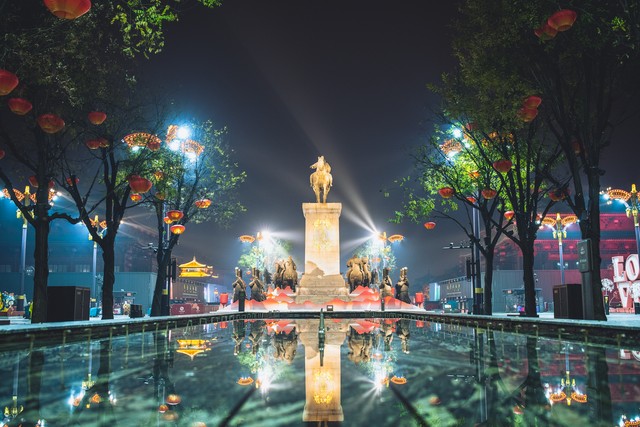 这座不夜城如：当夜晚降临，城市才刚刚苏醒——探索上海24小时活力背后的秘密