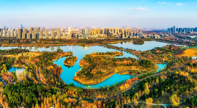 盘锦在辽宁的什么位置：一座位于辽宁省西南部，辽河三角洲中心地带的城市，拥有118公里海岸线，与渤海辽东湾亲密接触，这里是石油之城、湿地之都——盘锦