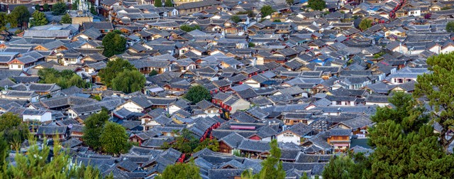 云南旅游量最大的镇——大研古镇，一个让你流连忘返的地方，这里的每一条石板路都诉说着千年的故事，每一座古桥下流淌的河水都藏着无数旅人的梦