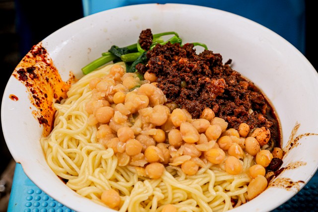 重庆特色面食：从街头巷尾到全国餐桌，一碗麻辣鲜香的小面如何征服了全国人民的味蕾