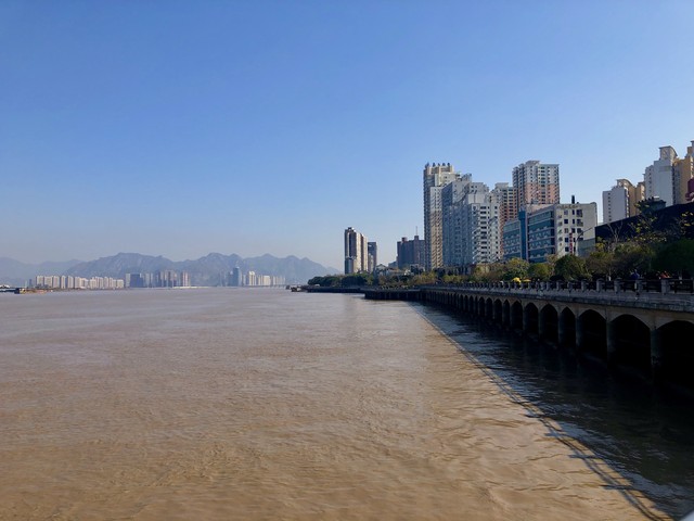 温州哪里比较好玩？2024年最新最全的温州必去景点大揭秘，带你领略东南第一山的魅力、体验江心屿的诗意浪漫、探索南麂列岛的绝美海景、漫步五马街感受千年商都的气息