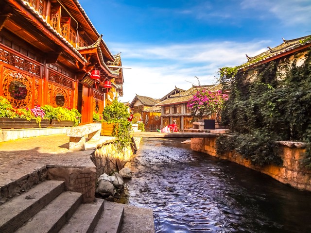 丽江今日旅游情况：从清晨第一缕阳光到夜晚灯火辉煌，丽江正以它独有的方式迎接每一位远道而来的客人