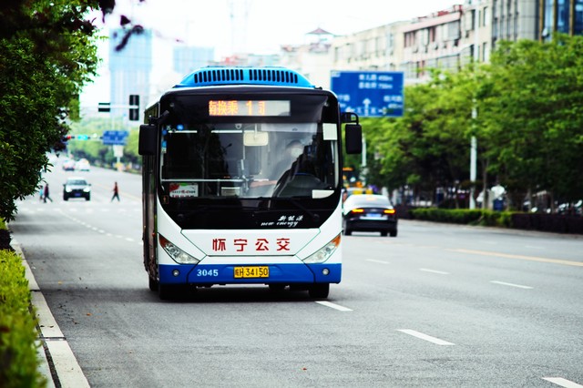 丽江27路到机场，仅需4元，轻松游玩不走冤枉路，体验不一样的旅程
