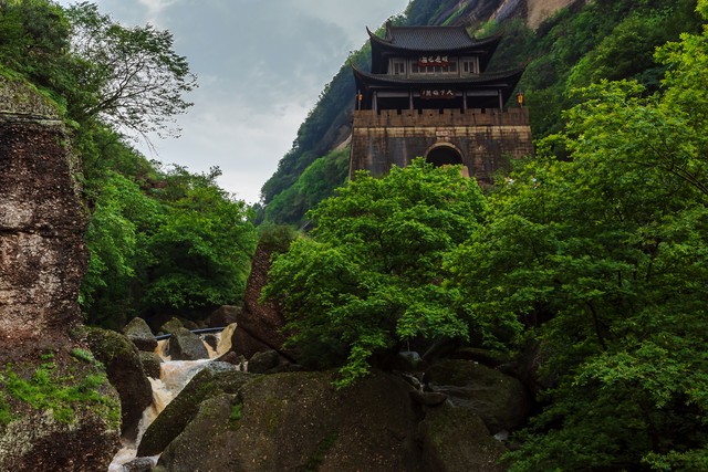 剑门关不仅是历史的见证者，更是新时代文旅融合发展的生动范本，这里正以独特魅力吸引着来自五湖四海的朋友，快来一起感受这古老与现代交织的独特风情吧