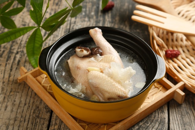 鸡汤里放什么菜好吃？揭秘让你馋得流口水的炖鸡汤秘诀，让你成为家里的厨艺明星！