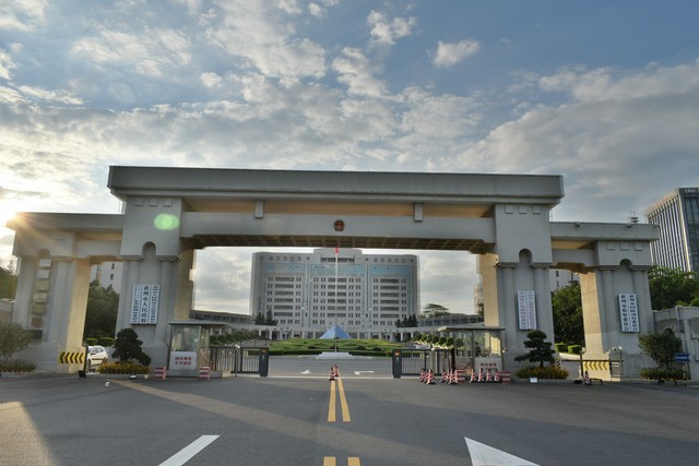 安庆师范学院如何在新时代教育浪潮中乘风破浪，打造独具特色的高等学府？