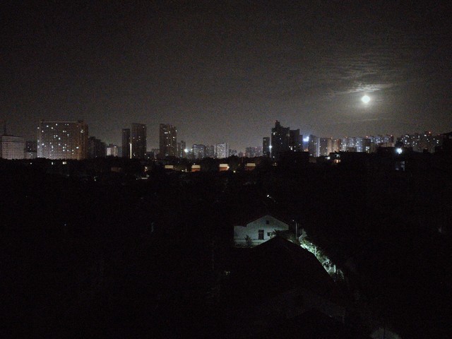 忙碌了一天，当夜晚来临，我终于能松一口气——那些被汗水浸透的日子，原来都是生活给我的礼物