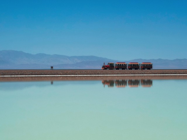 茶卡盐湖穿什么？2024年最新网红打卡地必备穿搭指南，让你瞬间变身时尚达人，拍出最美的天空之镜大片！