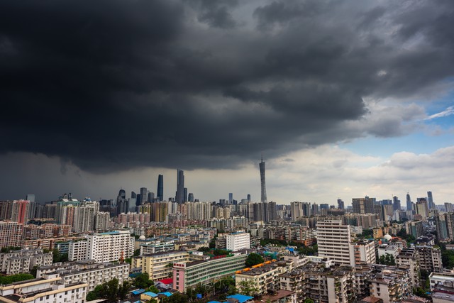 为什么广州雨季长？2024年最新揭秘：从“龙舟水”到“回南天”，广州人如何在绵绵细雨中找到生活的诗意与乐趣