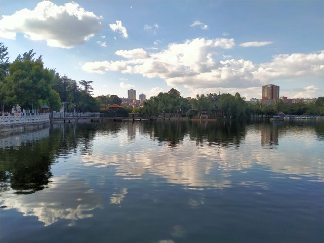 昆明市内两日旅游攻略：春城的慢生活与自然美景全体验