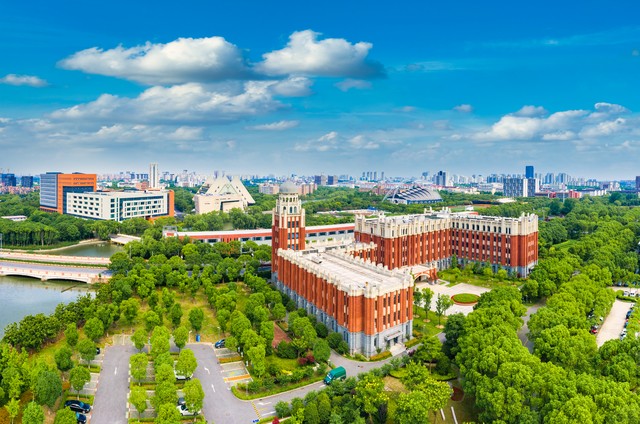 南方医科大学在哪里？探索这所充满传奇色彩的医学殿堂，从广州白云山脚下的校本部到顺德区的美丽校园，一段段令人难忘的故事正在上演