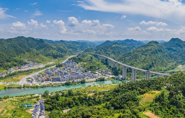 贵定到都匀多少公里？从48公里的短途自驾到95公里国道之旅，一场说走就走的黔南冒险，带你领略贵州最美的风景线