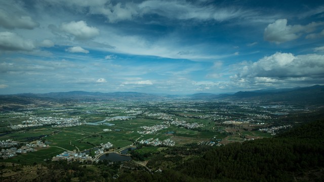 大理弥渡县寅街：绿意盎然的田园画卷正徐徐展开