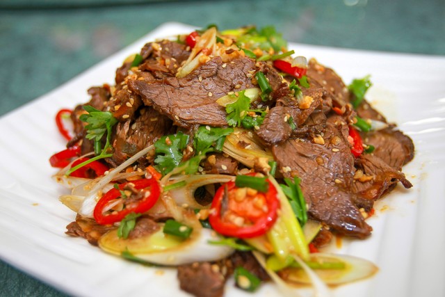 牛肉炒多久就熟？一分钟教你掌握完美牛肉的秘诀，让你家餐桌上的每一道菜都成为味蕾的狂欢！从街头小吃到五星级酒店，厨师们如何做到牛肉外焦里嫩，秘诀全在这儿了！