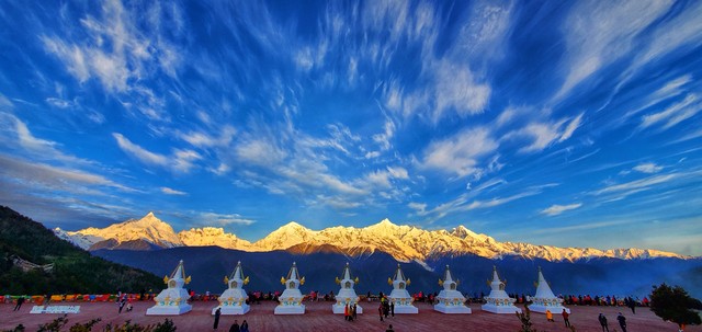 一月份云南必去景点：从昆明到香格里拉，一场温暖如春的梦幻之旅，你准备好迎接这段充满惊喜与感动的旅程了吗？