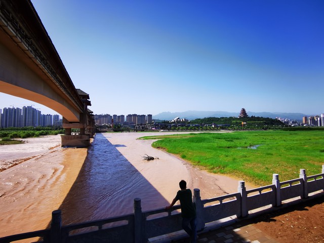 当你站在宝鸡的土地上，会发现这里不仅仅是一个地名，更是一部活着的历史书——宝鸡是哪里的？探索这座拥有3200多年建城史的城市，感受它作为周秦王朝发祥地的魅力