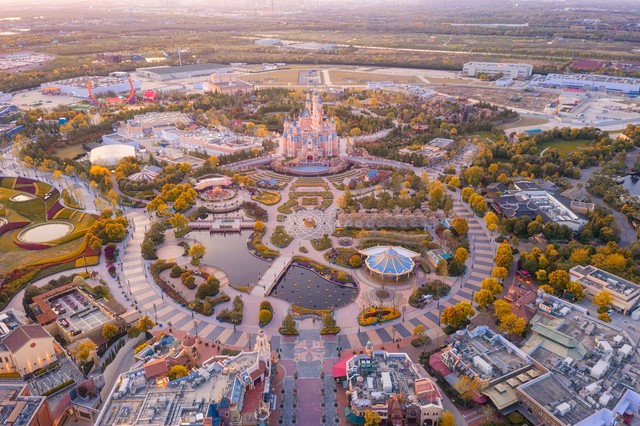 郑州方特哪个园最好玩？梦幻王国、欢乐世界、水上乐园，2024年终极大揭秘：刺激、清凉、童话，总有一个打动你的心！