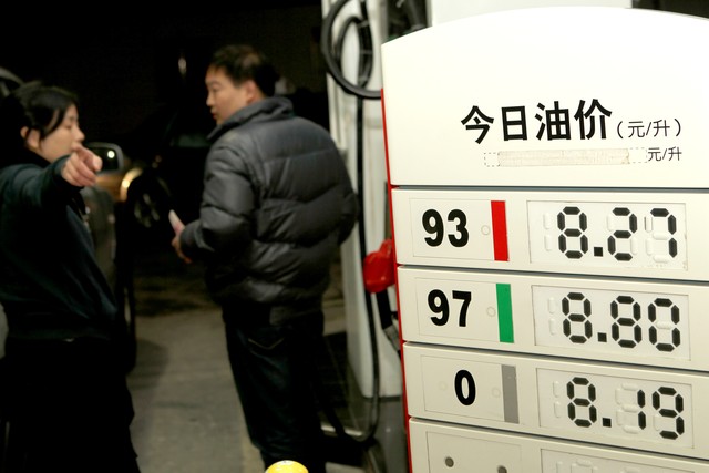 当国际燃油费飙升至19%，你的包裹还能按时抵达吗？——揭开2024年最新国际燃油附加费的神秘面纱，看看它如何影响全球物流链