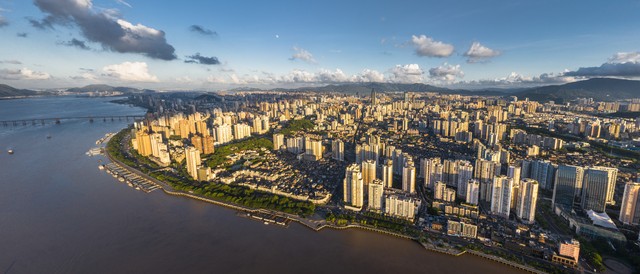 当温州人告诉你，温州属于什么地区时，他们的眼睛里总是闪烁着自豪的光芒——这片土地不仅是中国东南沿海的重要商贸城市，更是民营经济发展的摇篮