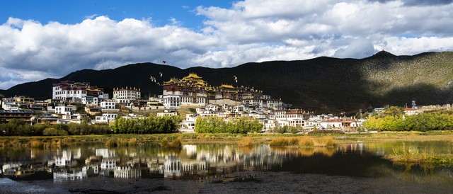 香格里拉旅游天珠：穿越时空的神秘之旅，探寻古老传说中的宝石宝藏