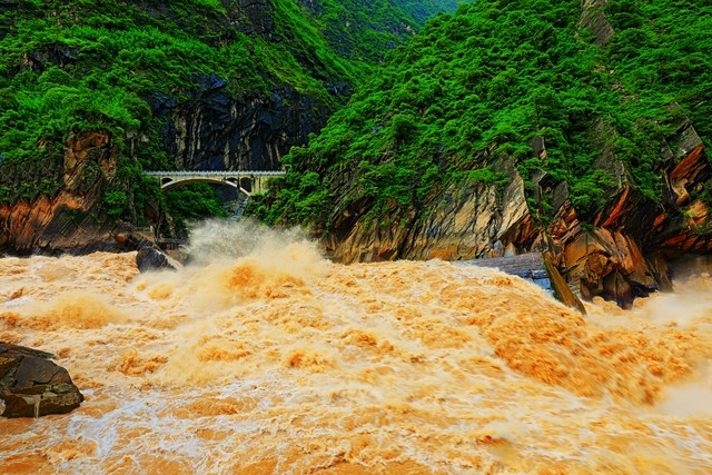 丽江左岸一号：从废弃工地到生态修复典范，一场关于责任与重生的绿色革命