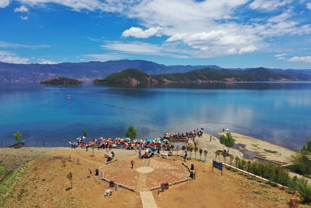 泸沽湖八月旅游攻略：夏日的诗与远方，邂逅最美的自己，你准备好开启一段心灵之旅了吗？