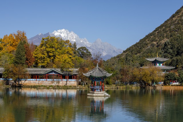 丽江风光图片：当清晨的第一缕阳光洒在玉龙雪山上，整个世界仿佛被按下暂停键