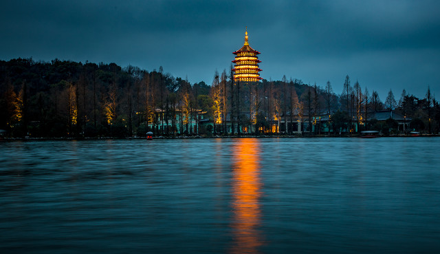 如何游览西湖，让你的杭州之旅不虚此行，轻松玩转西湖美景，享受绝美风光，让你的朋友圈爆棚，成为朋友圈里的旅行达人，超实用攻略助你玩转西湖！