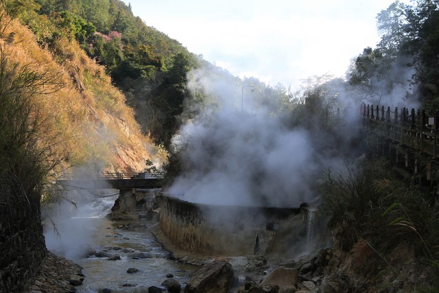 当你踏上云南腾冲这片神奇的土地，仿佛穿越时空，遇见了古老与现代交织的美丽画卷——云南腾冲必去景点：火山热海、和顺古镇、北海湿地、银杏村等32个A级景区带你领略不一样的彩云之南